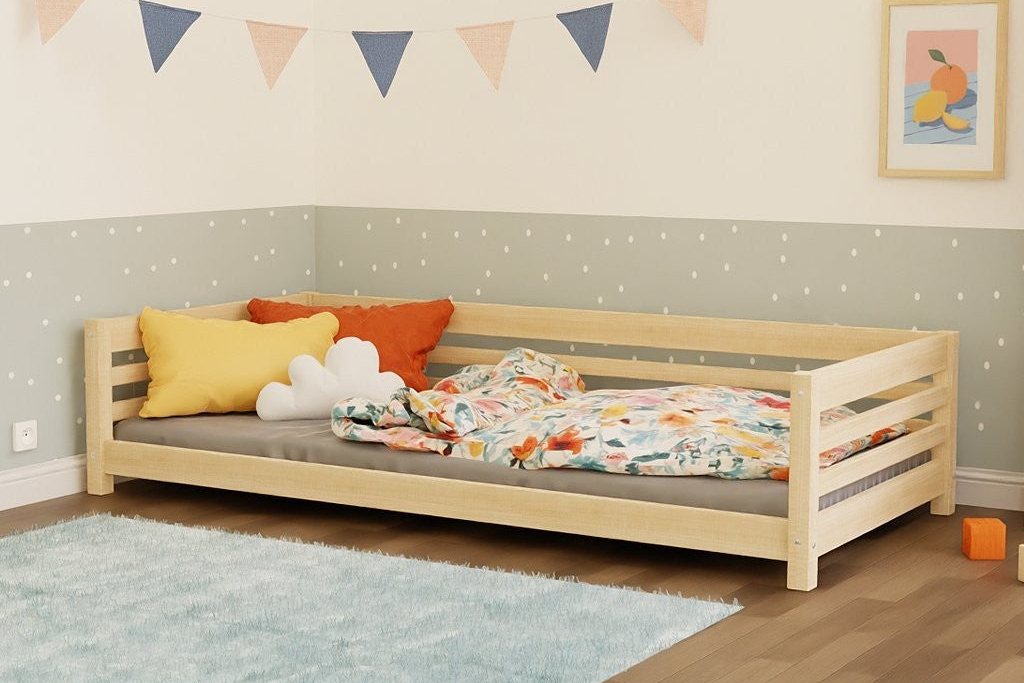 Chambre Montessori avec lit au sol à barrières et tapis de jeu