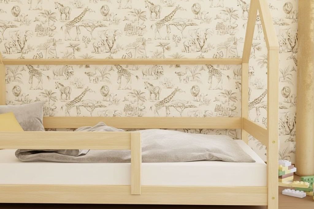 Détail d'un lit cabane en bois massif : montants, toit et barrière