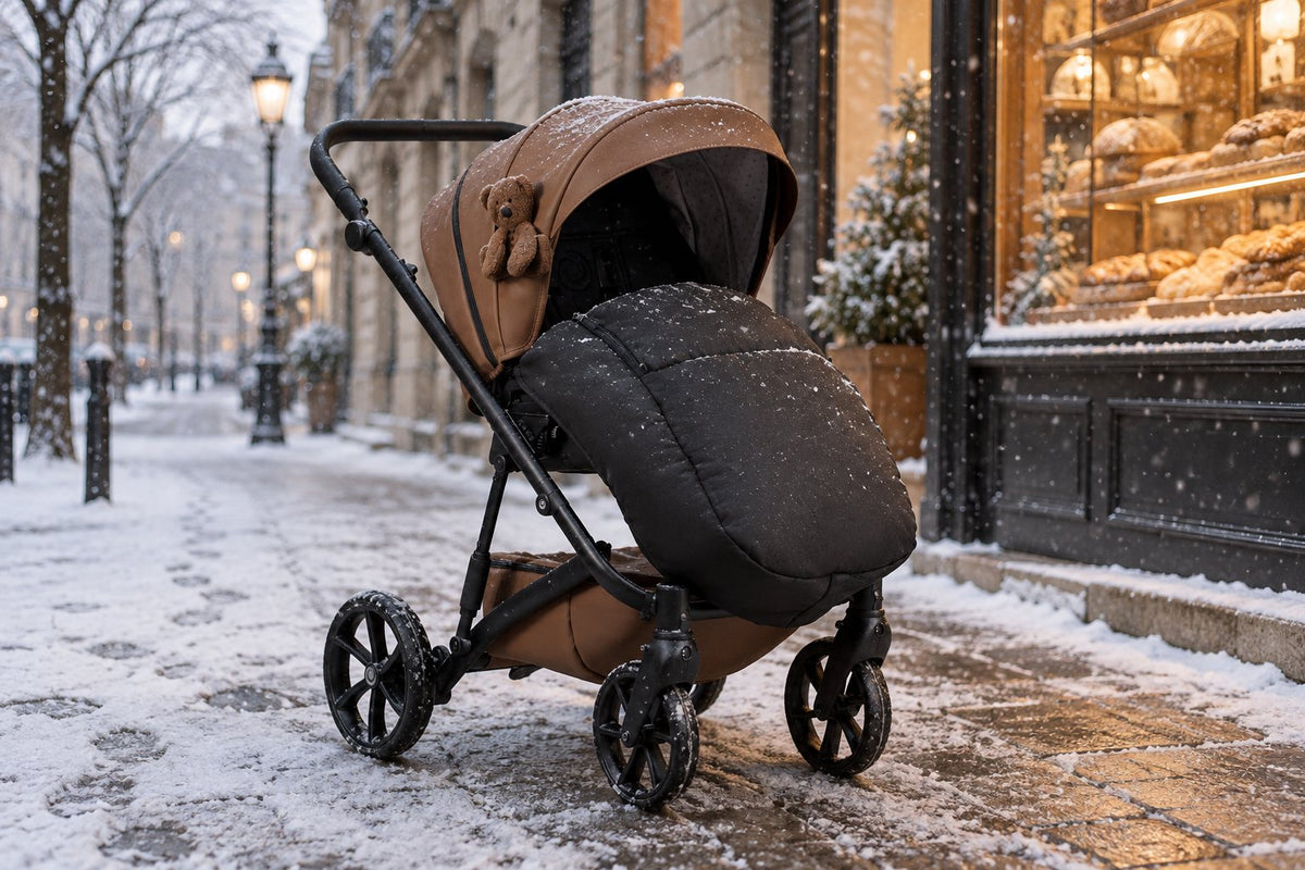 Poussette avec chancelière noire dans une rue en hiver