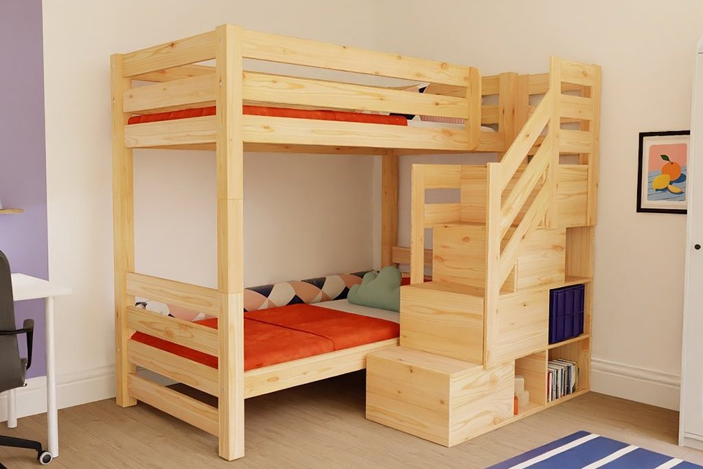 Lit superposé en pin naturel avec escalier à rangements et couchages orange dans une chambre