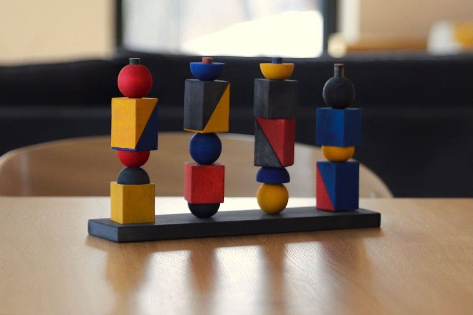 Jeu à empiler en bois coloré posé sur une table