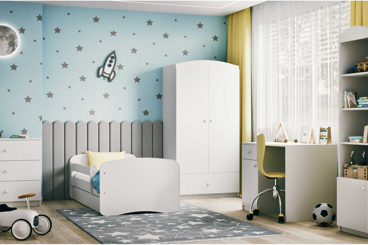 Lit enfant blanc à barrière et tiroir dans une chambre bleue et blanche