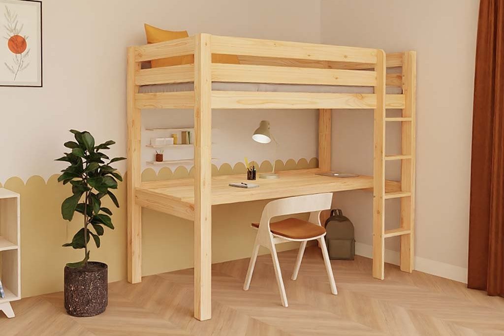 Lit mezzanine en pin avec bureau et chaise sous le couchage