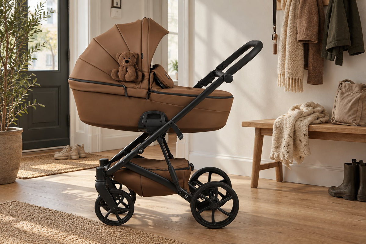 Poussette avec nacelle couleur caramel dans une entrée lumineuse