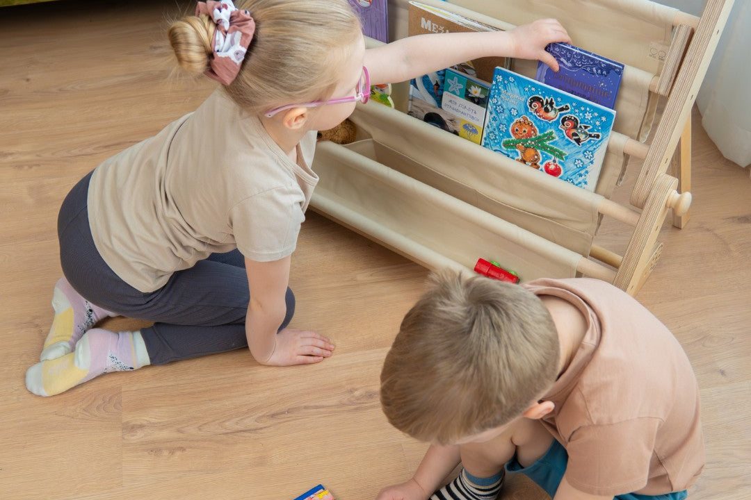 Deux enfants qui feuillettent des livres devant une bibliothèque frontale