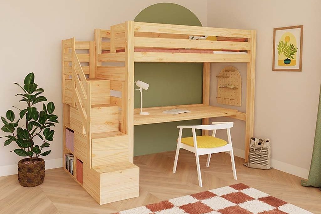 Lit mezzanine en pin avec bureau, chaise jaune et escalier-rangement dessous, chambre claire