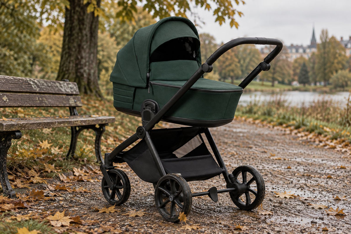 Poussette 2 en 1 verte avec nacelle dans une allée de parc