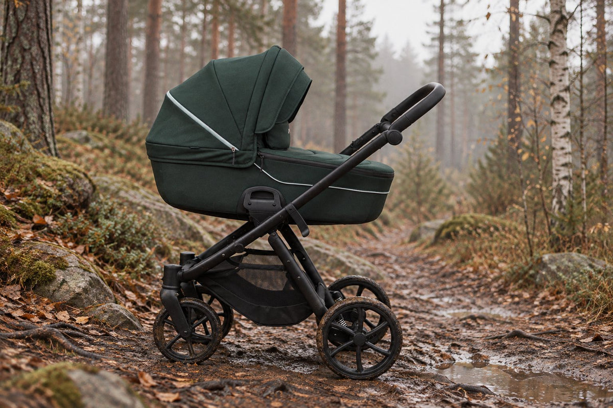 Poussette verte sur un chemin de forêt