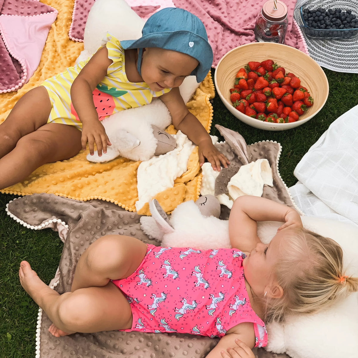 Deux enfants en pique-nique avec des peluches Kai aš mažas buvau