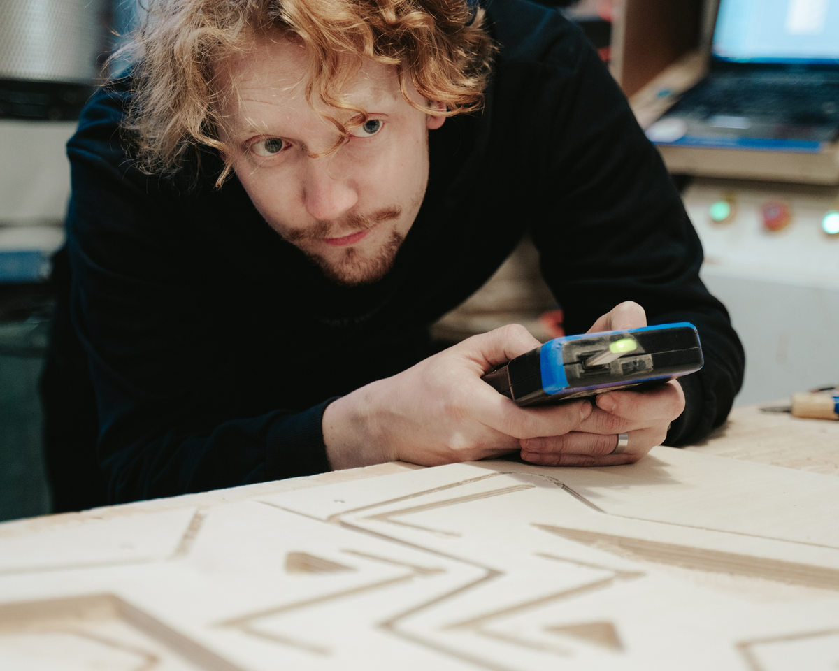 Un artisan d'Ewart Woods contrôle une pièce de bois découpée dans l'atelier