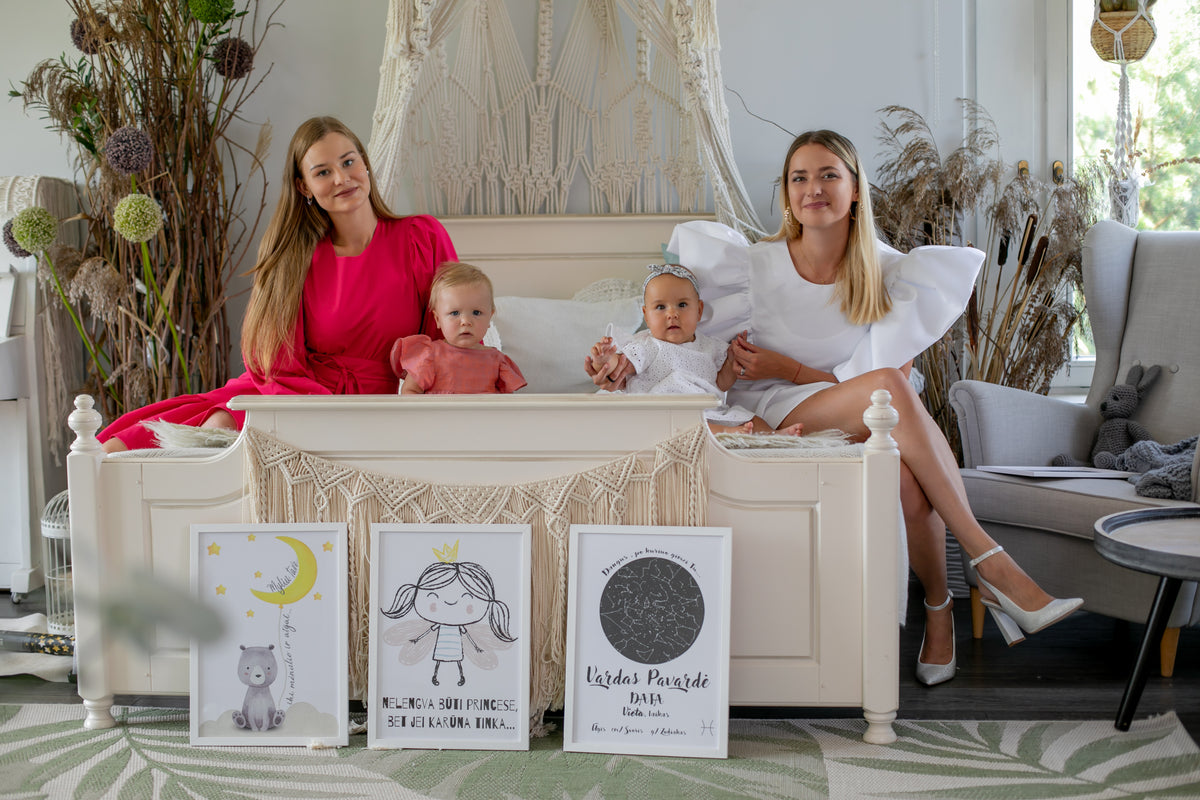 Deux mamans et leurs bébés lors d'une séance photo Kai aš mažas buvau