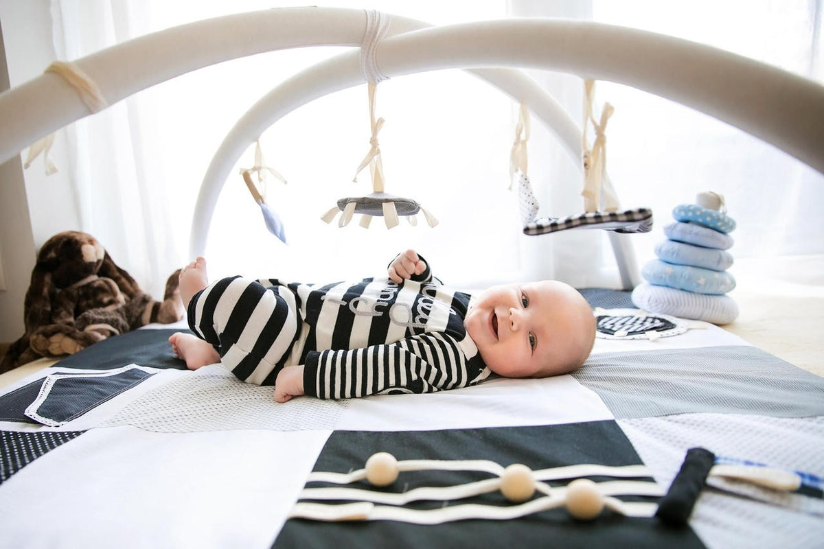 Tapis d'éveil bébé 100x100 noir et blanc Karloova – vue 5