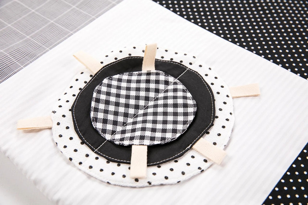 Tapis d'éveil bébé 100x100 noir et blanc Karloova – vue 10