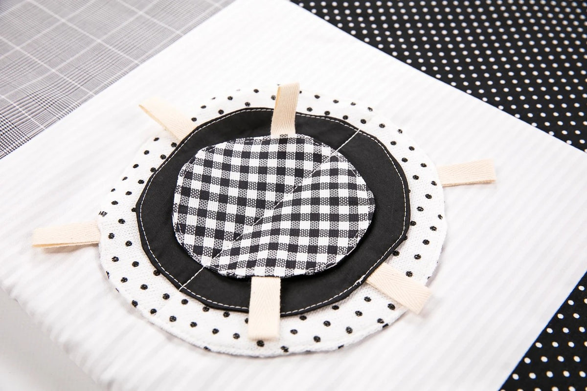 Tapis d'éveil bébé 100x100 noir et blanc Karloova – vue 10