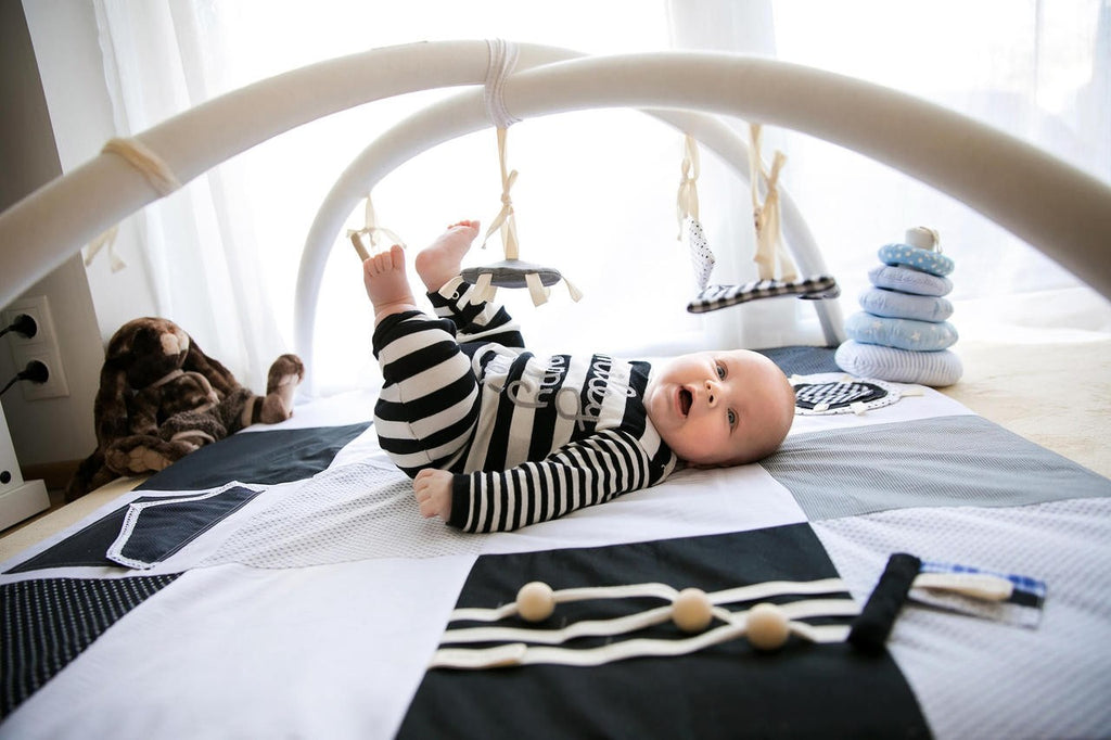 Tapis d'éveil bébé 100x100 noir et blanc Karloova – vue 4