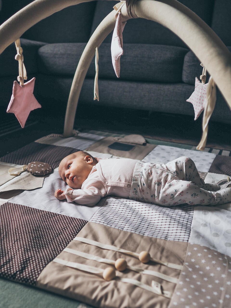 Tapis d'éveil bébé 100x100 marron Karloova – vue 3