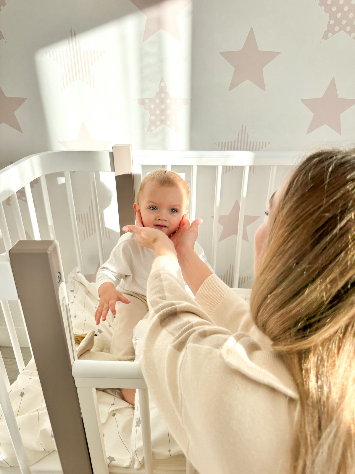 Lit bébé évolutif KOTTO Elin avec matelas, cappuccino et blanc