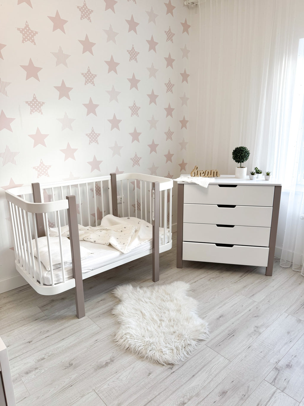 Lit bébé évolutif KOTTO Elin avec matelas, cappuccino et blanc