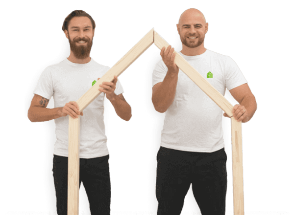 Petr et Michal Pomp, fondateurs de Benlemi, tenant un cadre en bois en forme de toit de lit cabane