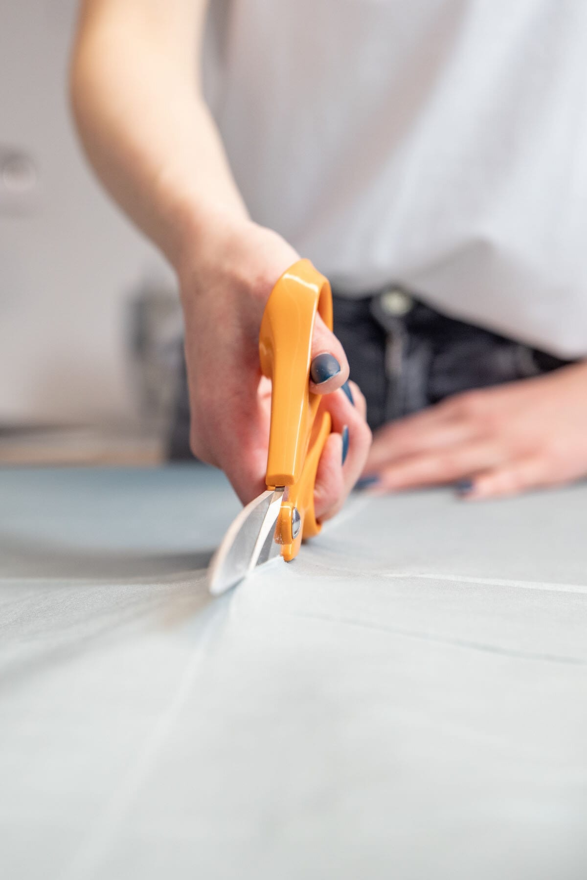 Découpe du tissu aux ciseaux dans l'atelier CuddleRest
