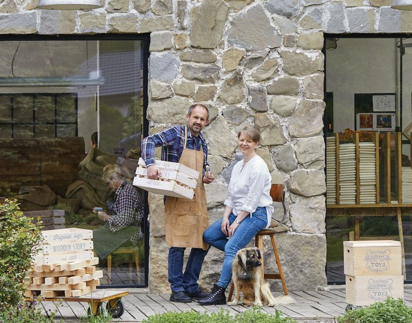 Les propriétaires de Wooden Story devant leur atelier dans les Beskides