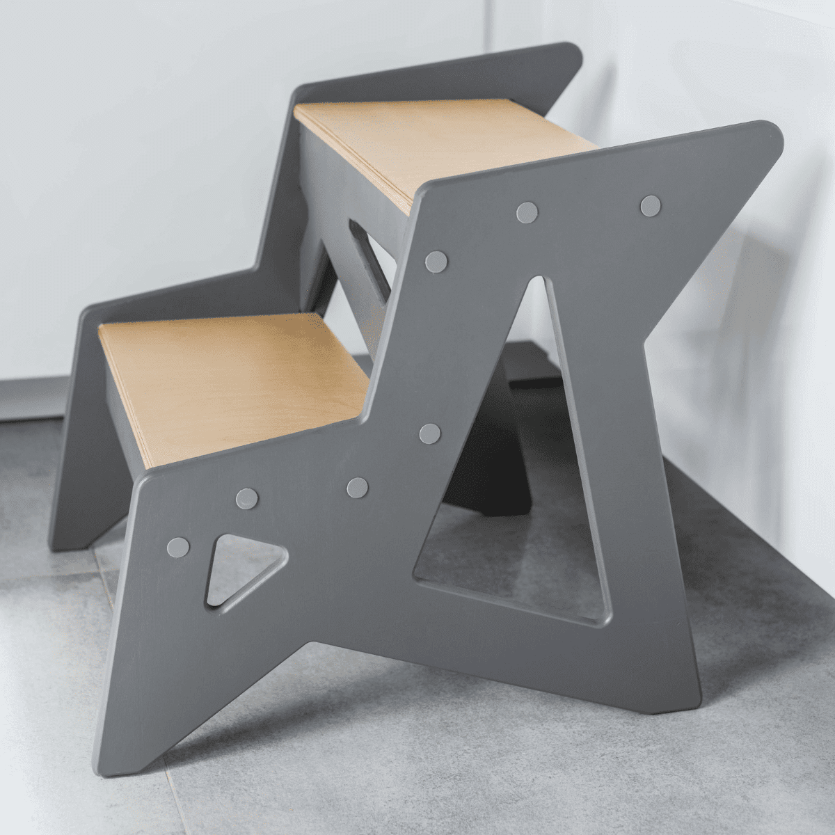 Drewniany stołek-schodek Ewart Woods – widok 6