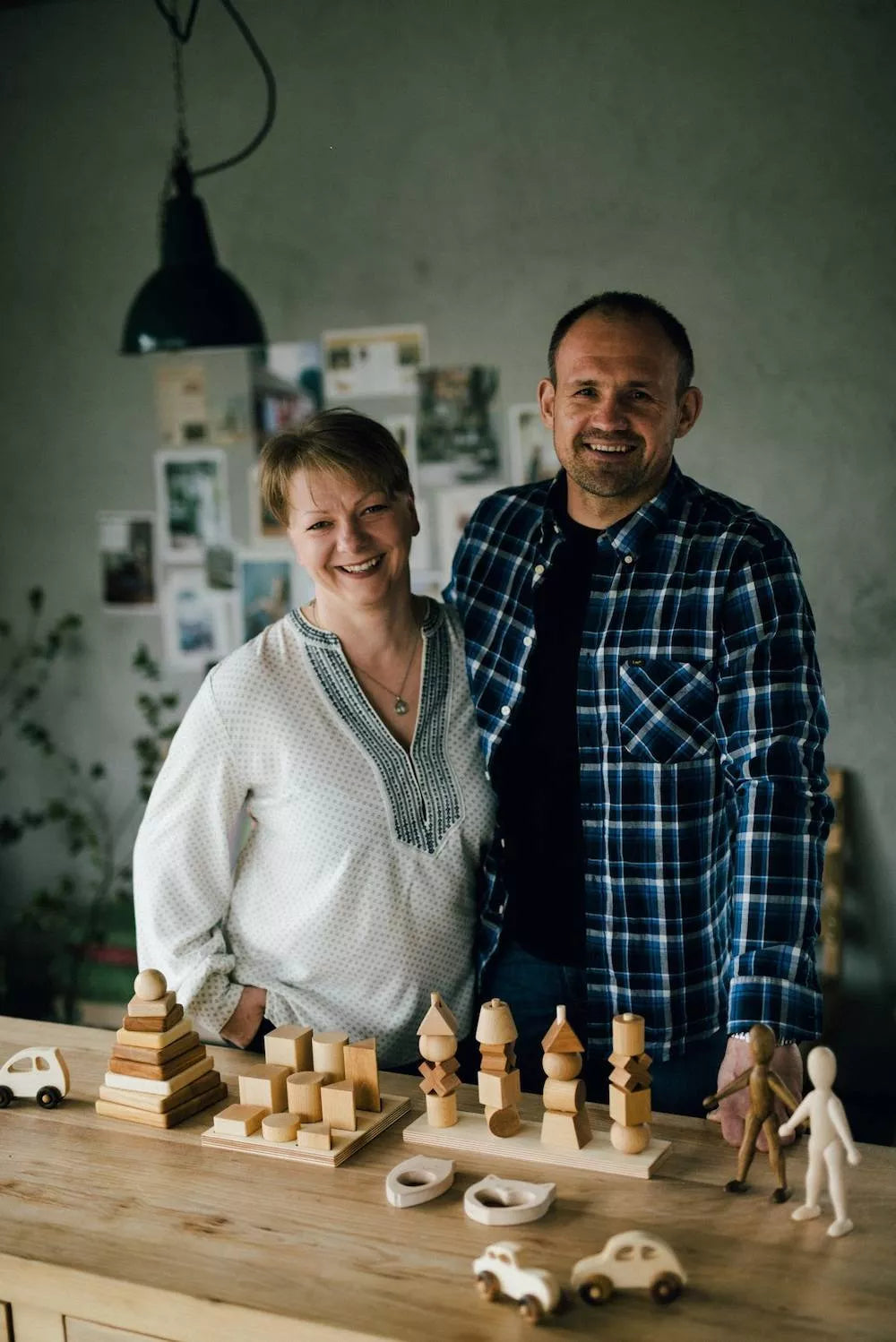 Gosia et Wiesiek Borowy, qui dirigent Wooden Story, derrière leurs jouets en bois
