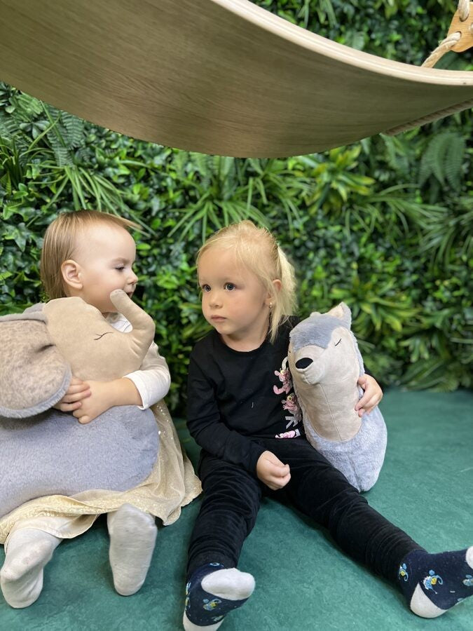 Peluche cojín lobo gris Kai aš mažas buvau – vista 3