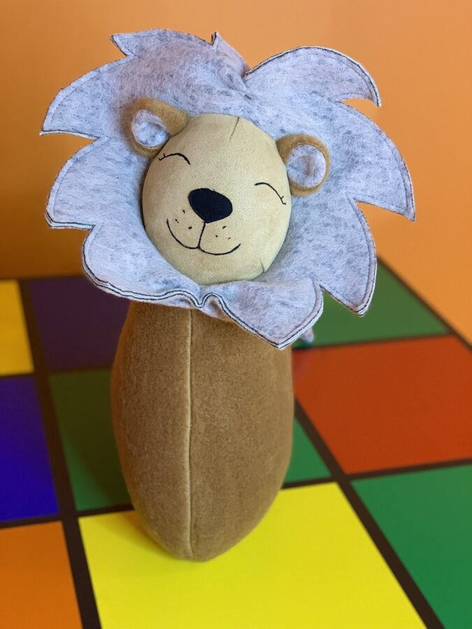 Peluche cojín león marrón Kai aš mažas buvau – vista 3