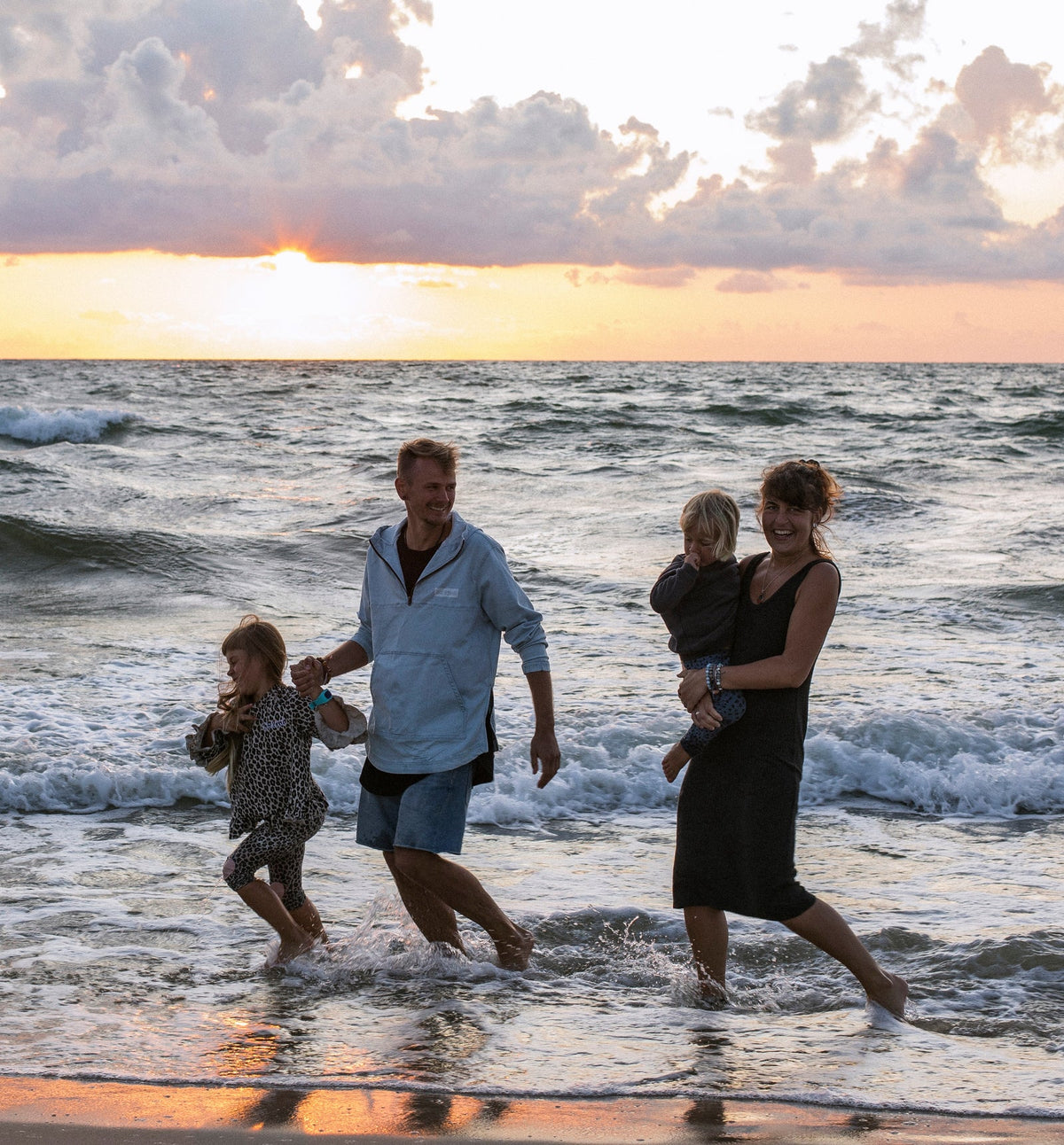 La famille fondatrice de Minicamp sur une plage, au coucher du soleil