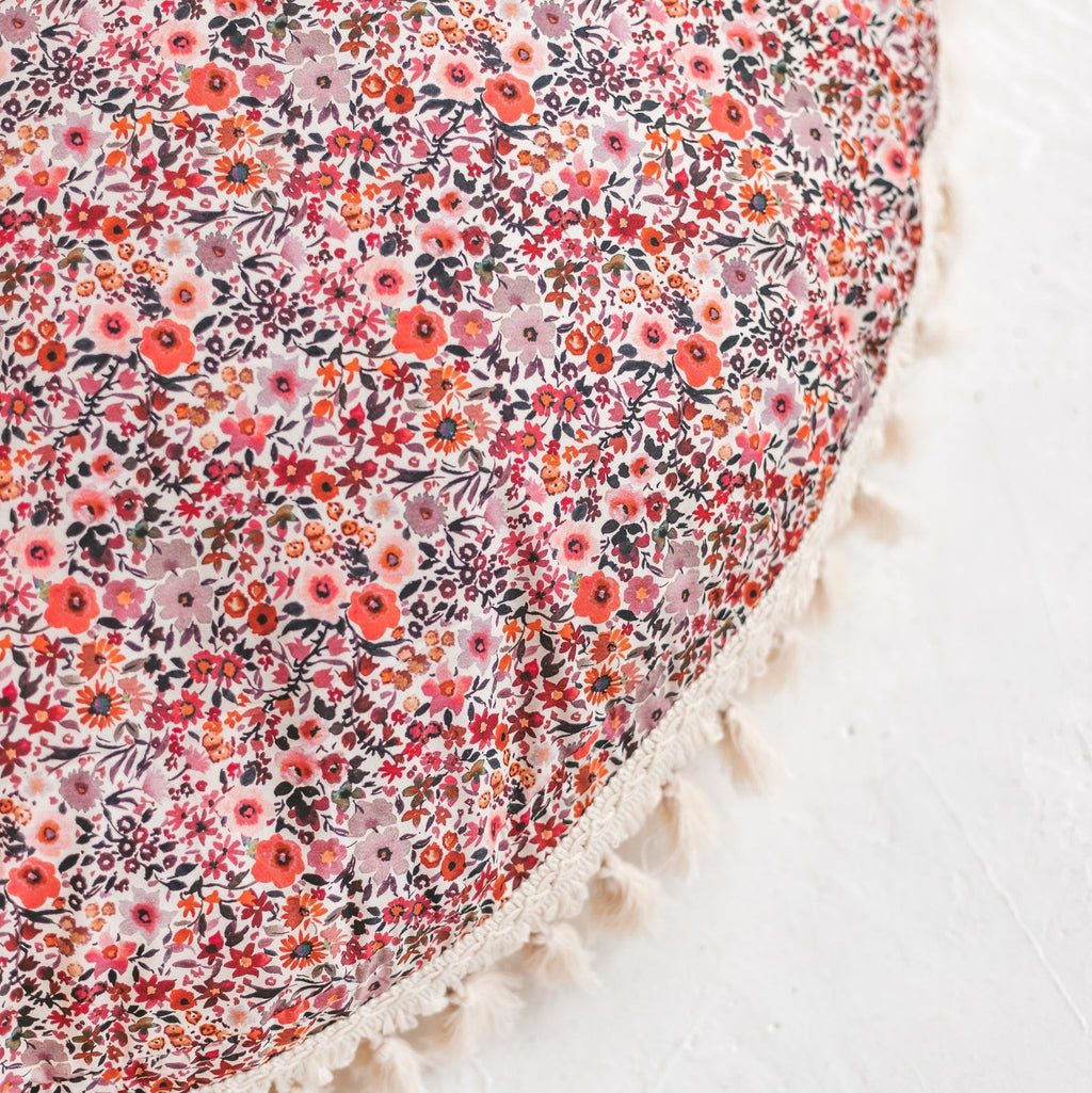 Coussin de sol à glands rose fleuri Minicamp – vue 3