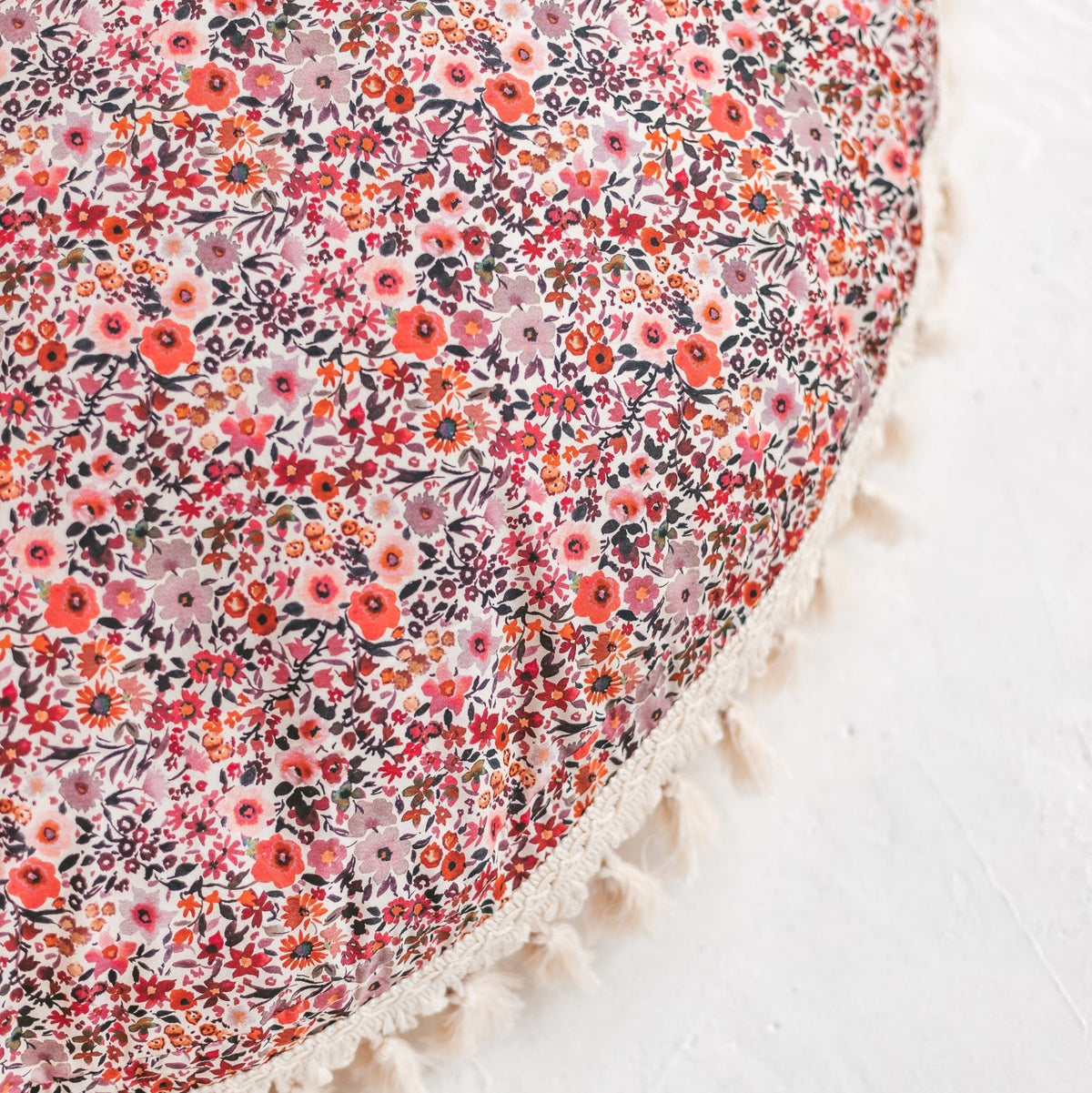 Coussin de sol à glands rose fleuri Minicamp – vue 3