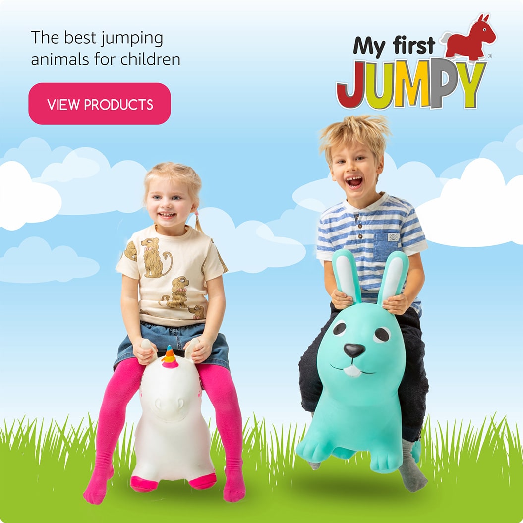 Deux enfants sautent sur des animaux My First Jumpy dans un pré