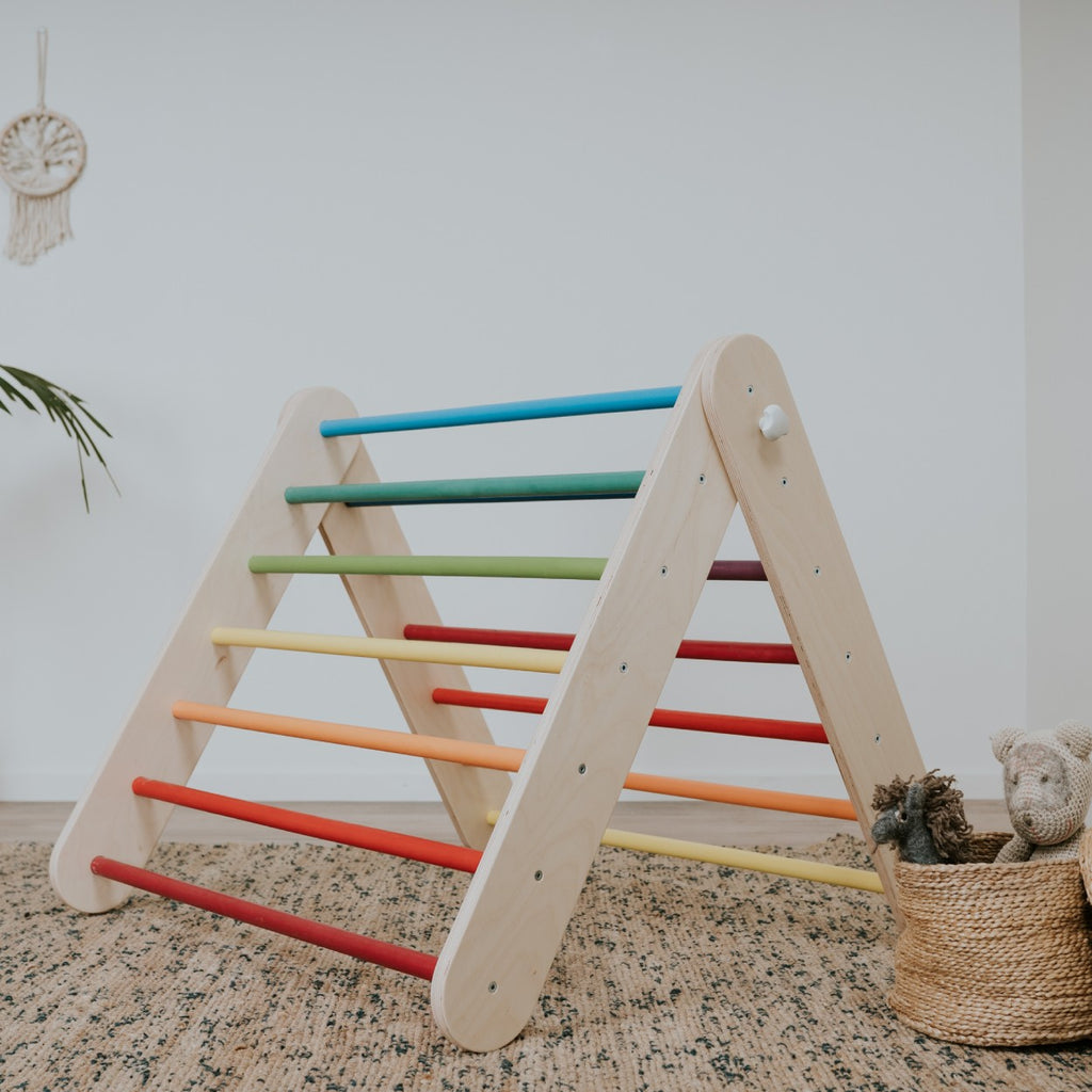 Triangle de Pikler avec espalier arc-en-ciel leg&go – vue 2