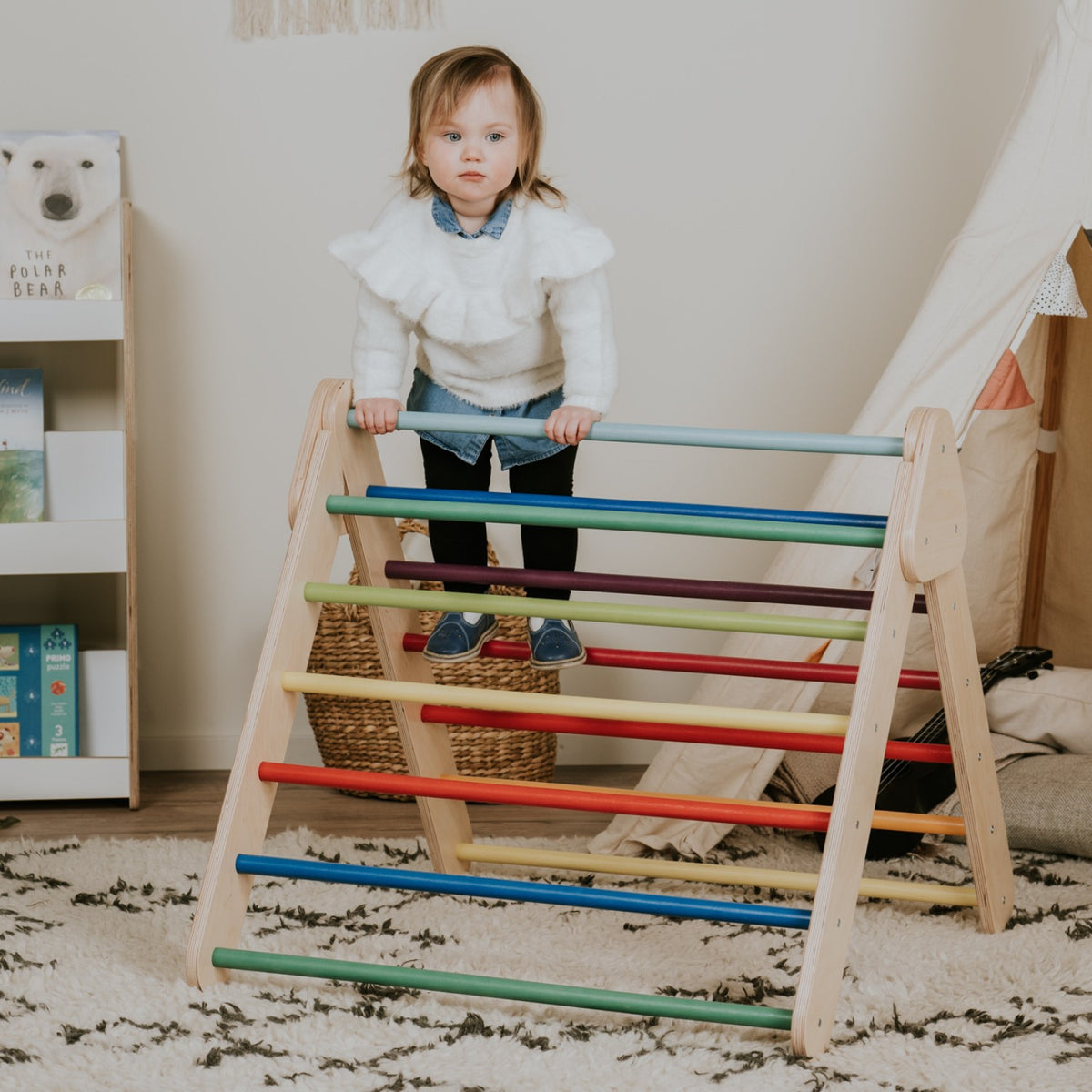Triangle de Pikler en bois arc-en-ciel leg&go – vue 3