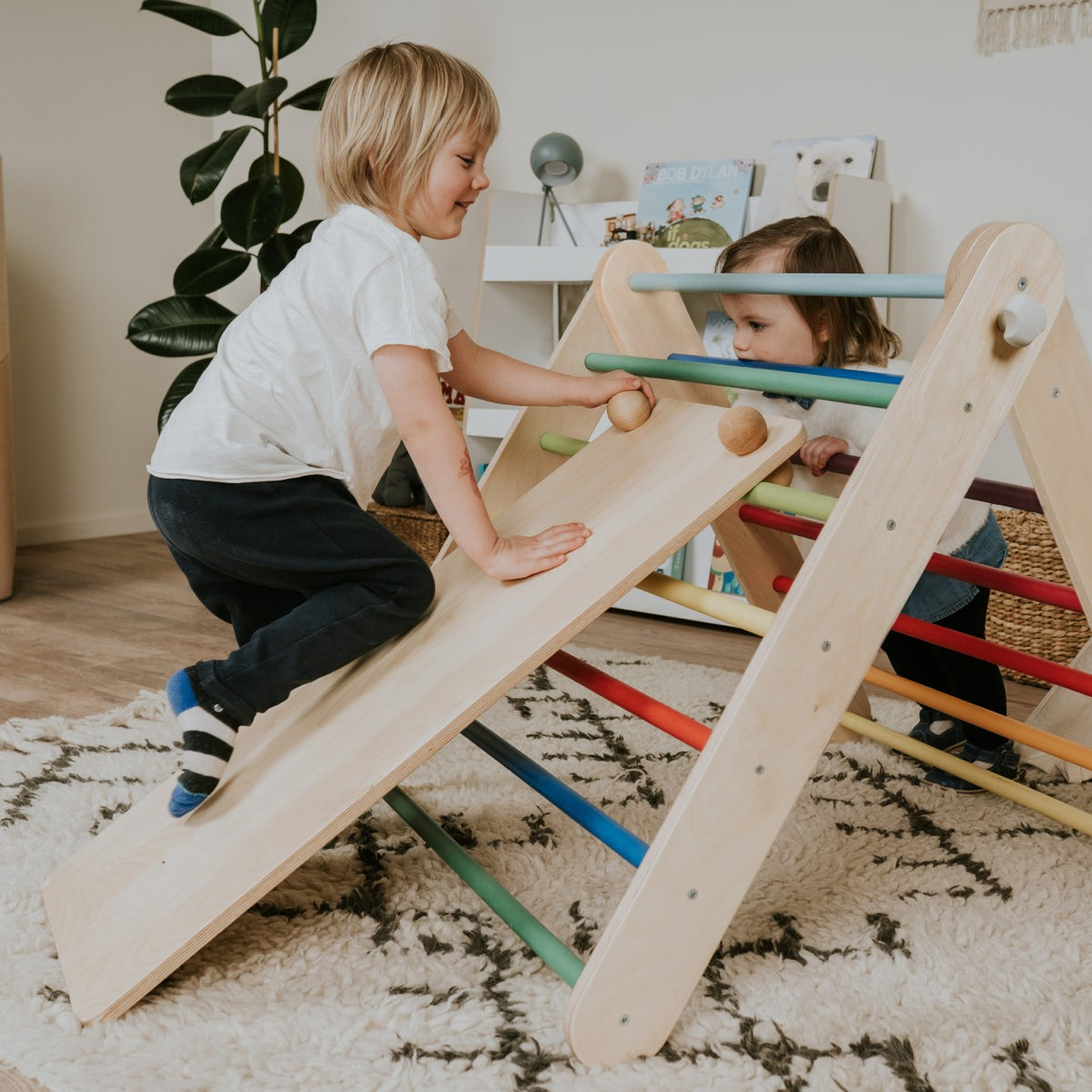 Rampe d'escalade pour triangle de Pikler arc-en-ciel leg&go – vue 3