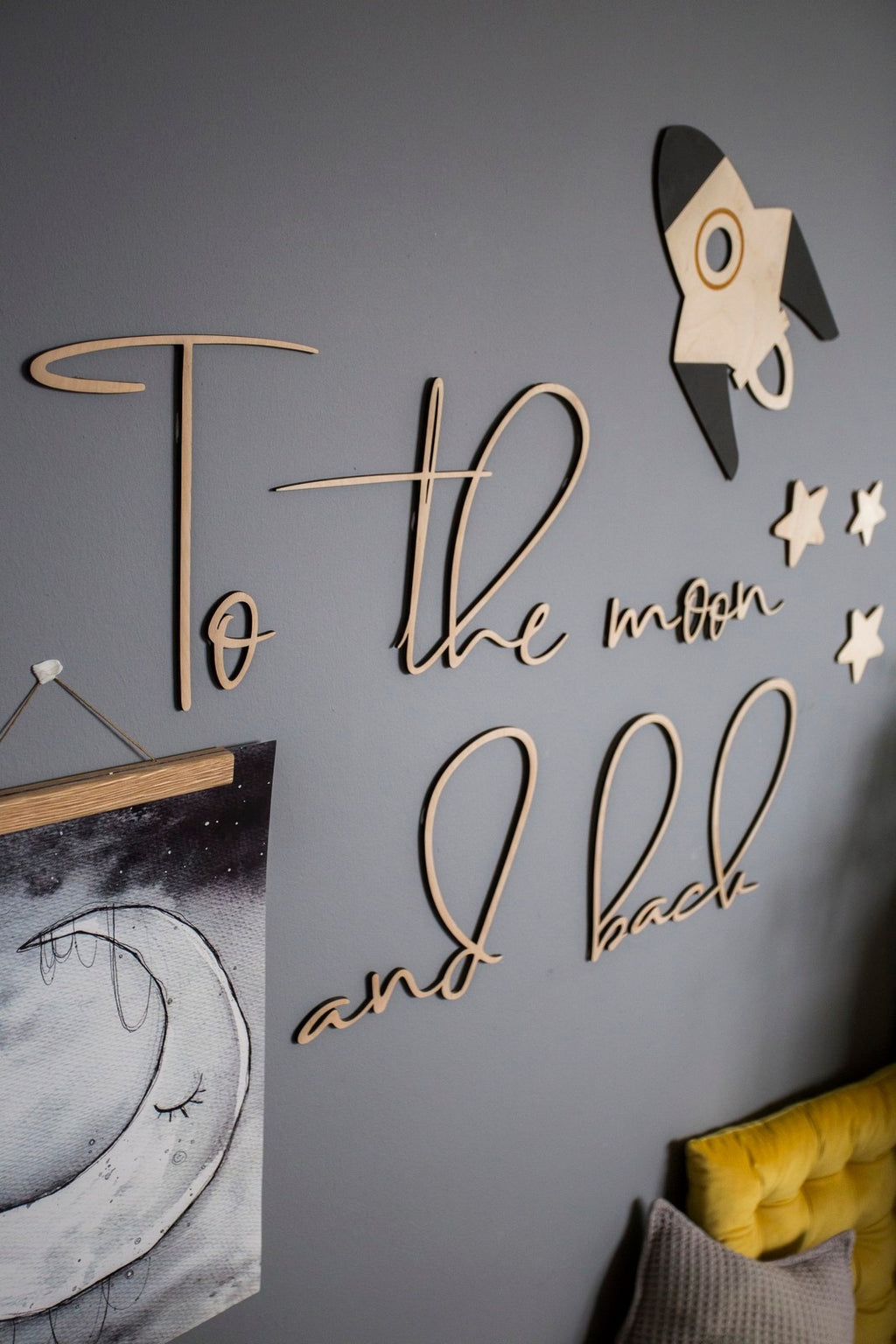 Wandschriftzug To The Moon And Back Cut It Now