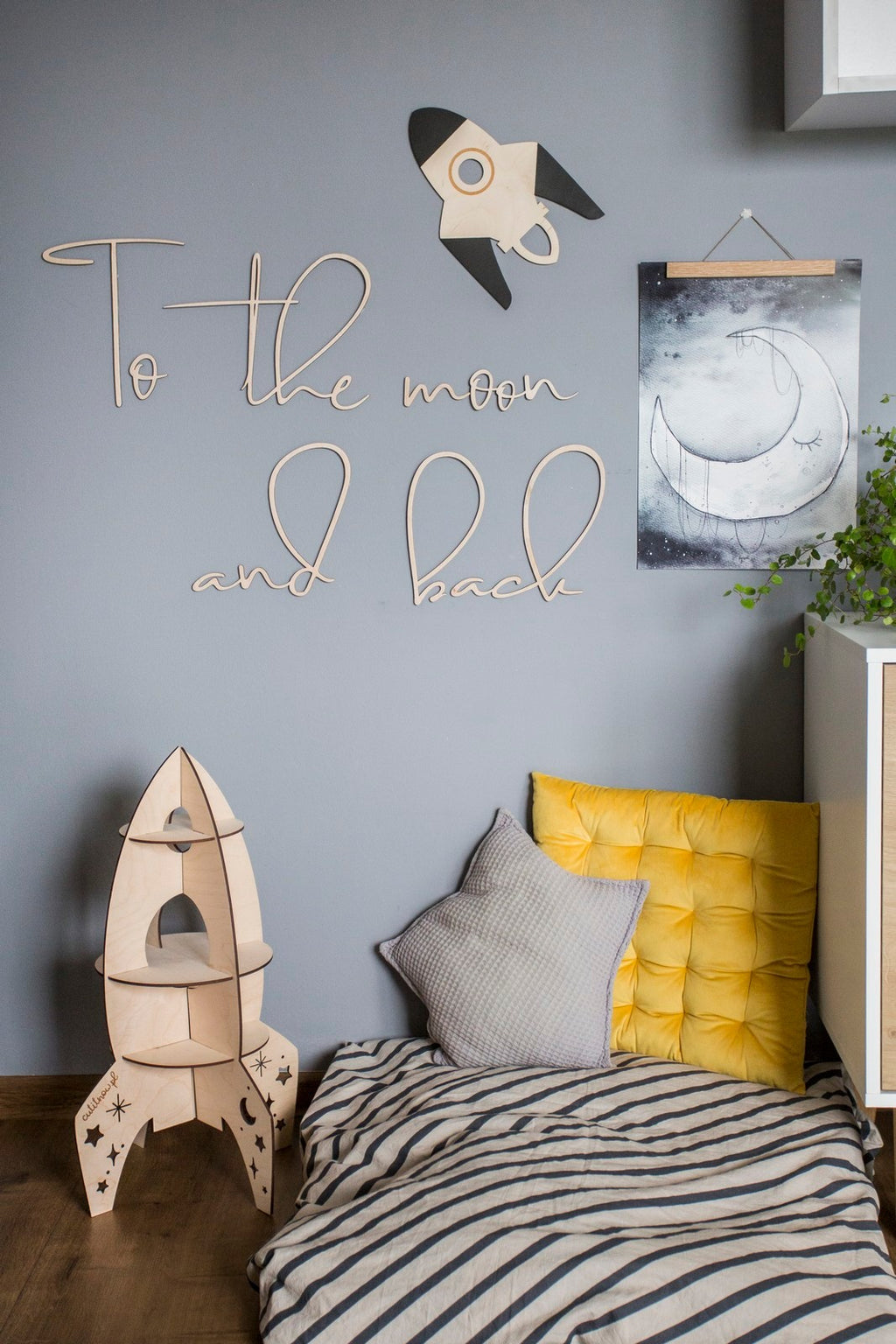 Wandschriftzug To The Moon And Back Cut It Now – Ansicht 3