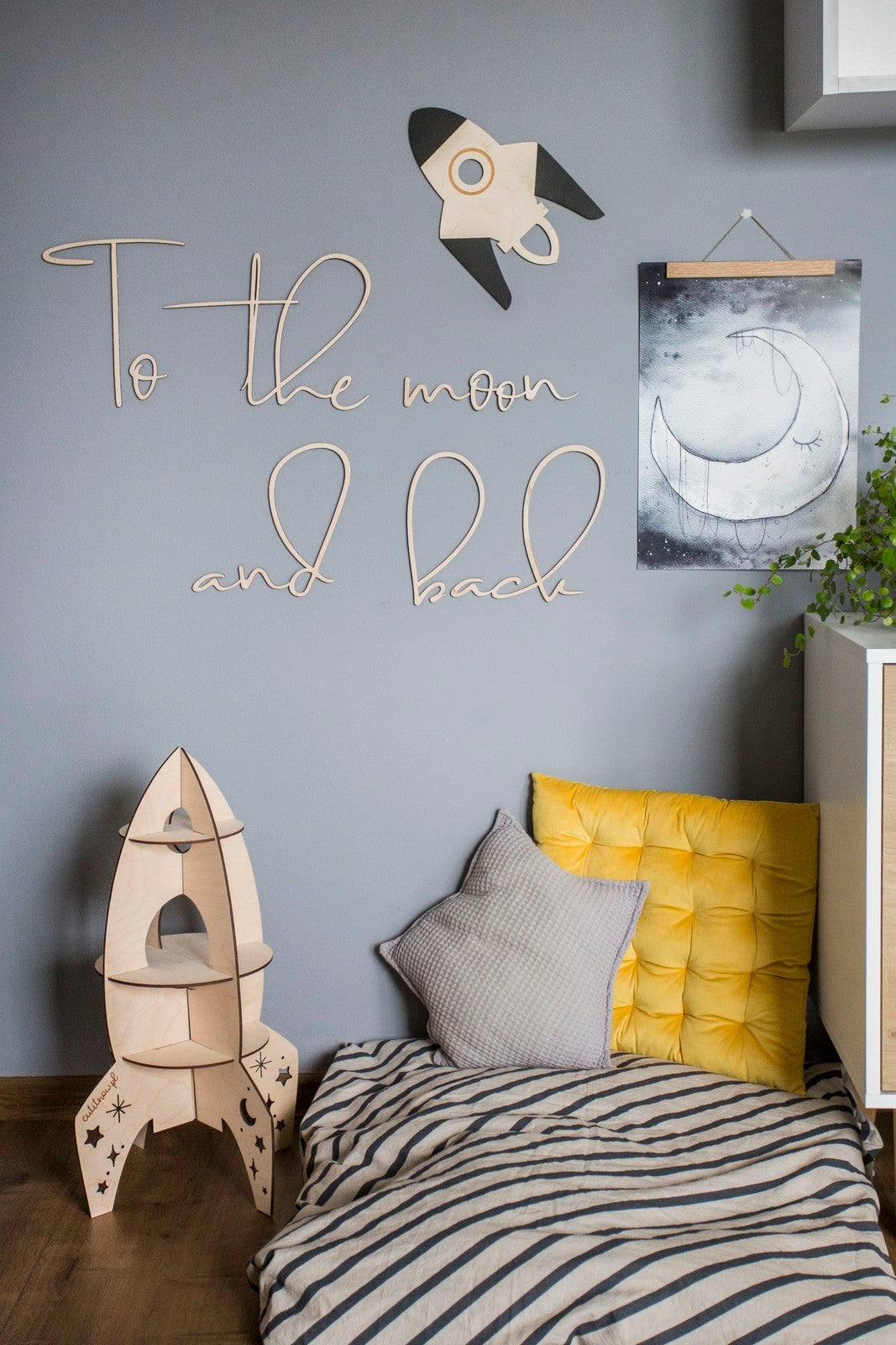 Wandschriftzug To The Moon And Back Cut It Now – Ansicht 3